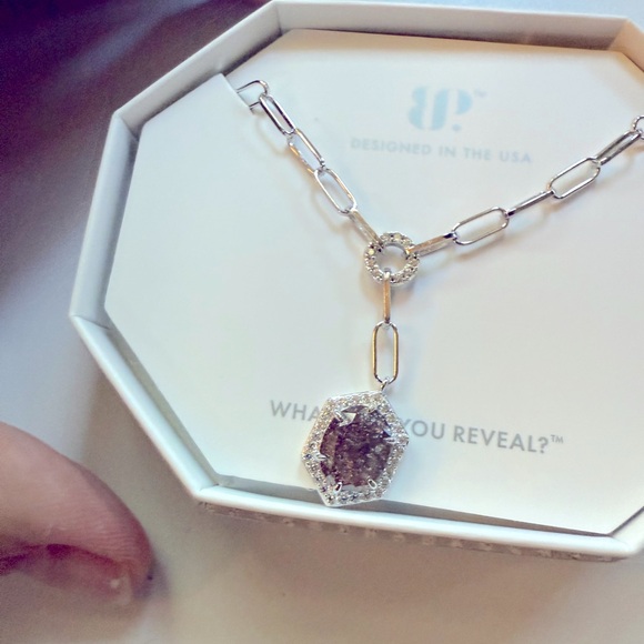 Jewelry - Elegant Silver Pendant Necklace